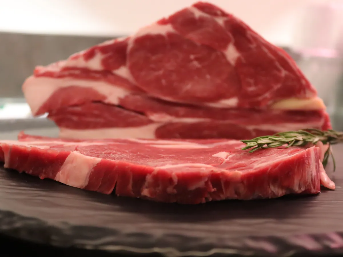 Chuletón de ternera veteado sobre pizarra