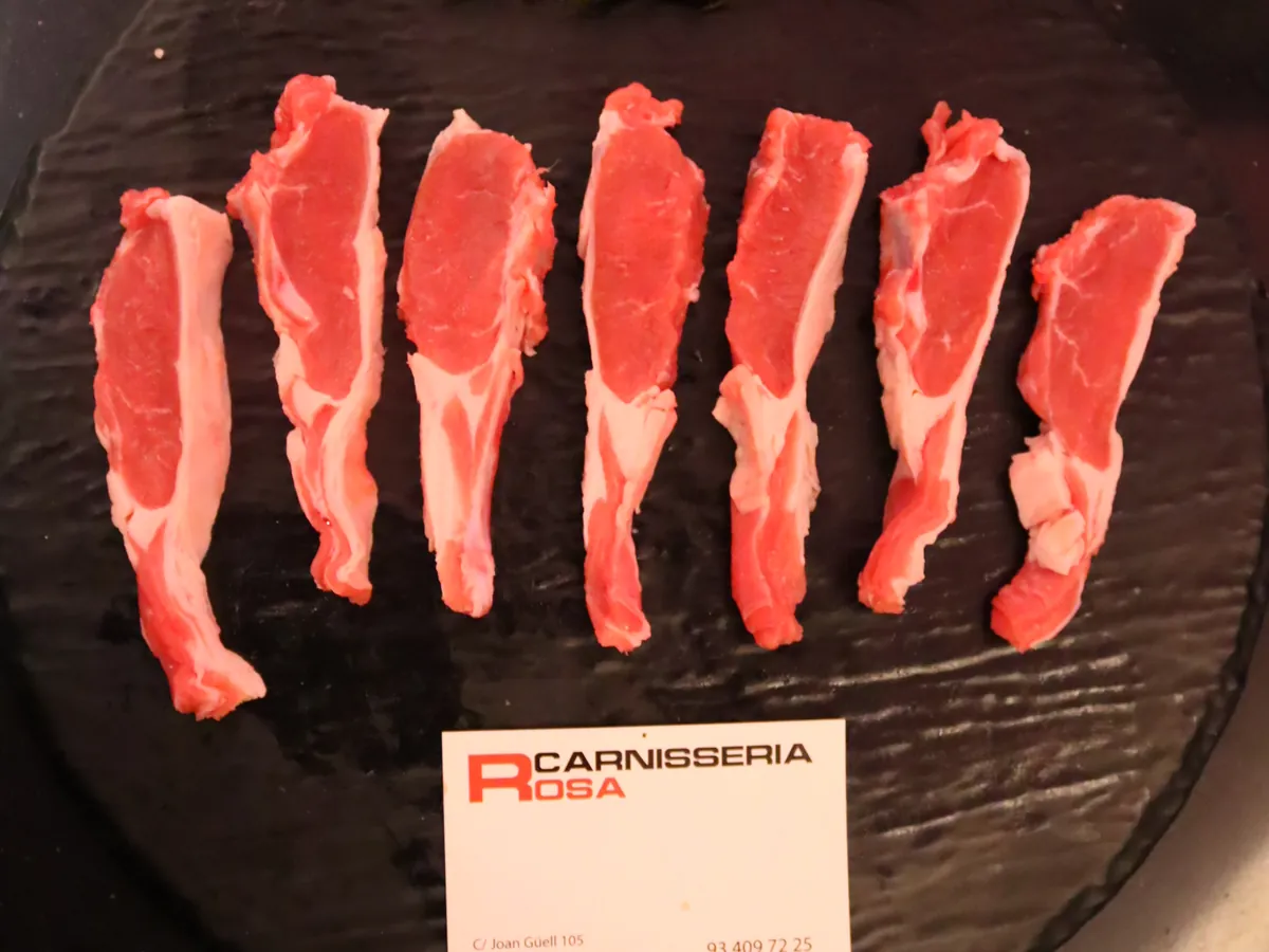 Chuletitas de cordero recién cortadas